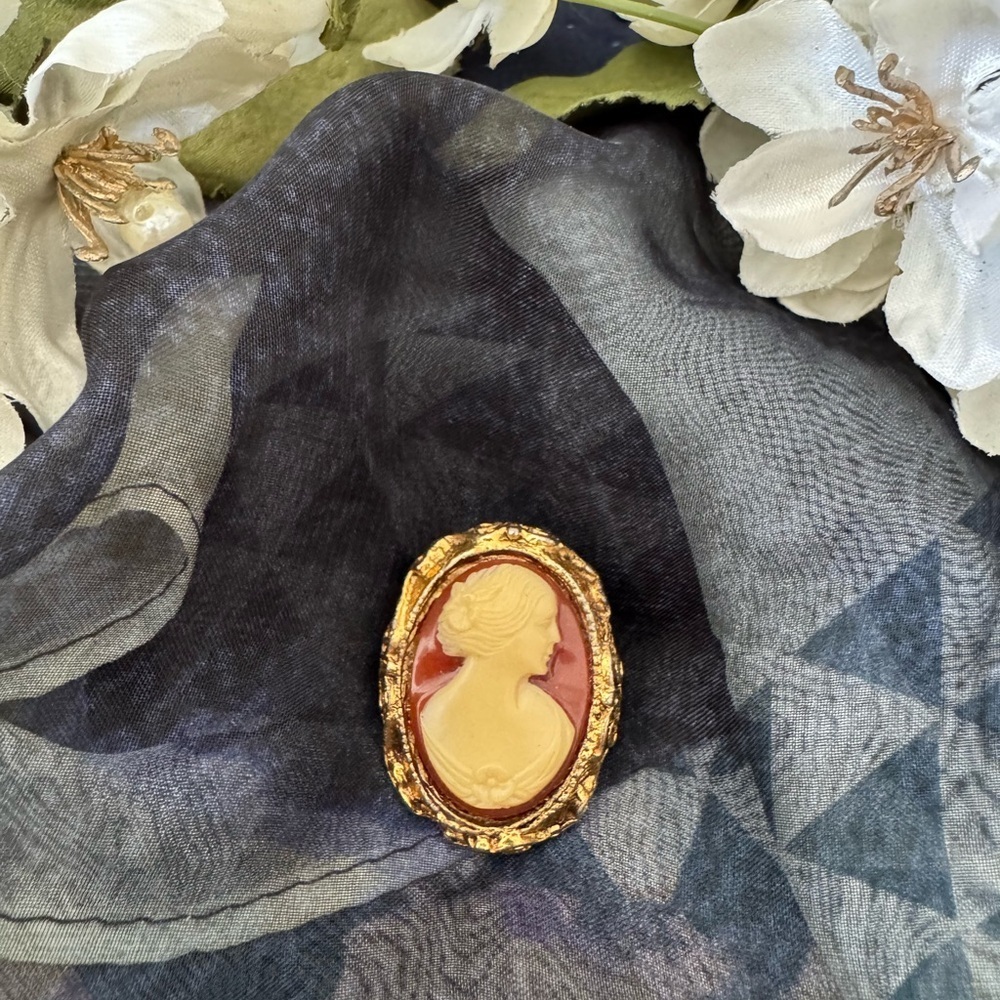 Vintage Cameo Brooch Gold Tone Oval Pin